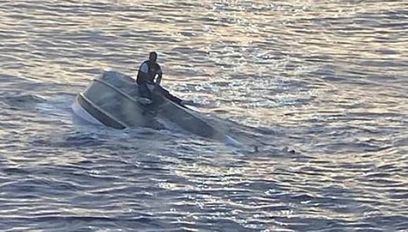 Una persona rescató a un hombre aferrado a una embarcación volcada a unos 72 km al este de Fort Pierce Inlet, en el Atlántico. (Foto: Guardia Costera de EE.UU. vía AFP)