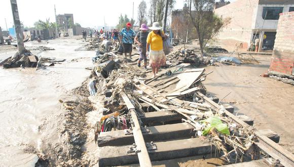 Entre el 15 y el 17 de marzo, la emergencia fue incontrolable: varios puentes se cayeron, se activaron las quebradas en Lima y el río Rímac se desbordó. La imagen corresponde a los daños ocurridos en Carapongo (Francisco Rodríguez / Archivo El Comercio)