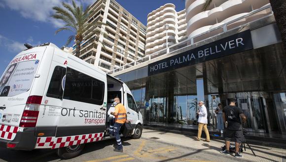 Un trabajador de la salud llega a un hotel donde los estudiantes que tuvieron contacto con enfermos de coronavirus COVID-19 son puestos en cuarentena en Palma de Mallorca, España, el 29 de junio de 2021. (Foto de JAIME REINA / AFP).