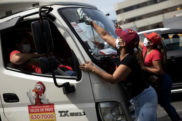Coronavirus en Perú: grupo de venezolanos se ganan la vida durante cuarentena limpiando carros en los semáforos. (Foto: Joel Alonzo/GEC)