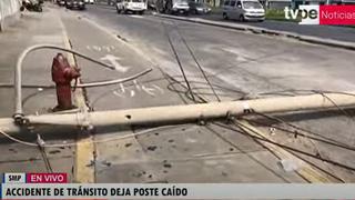 SMP: poste de alumbrado público cae en plena vía tras ser impactado por un auto | VIDEO 