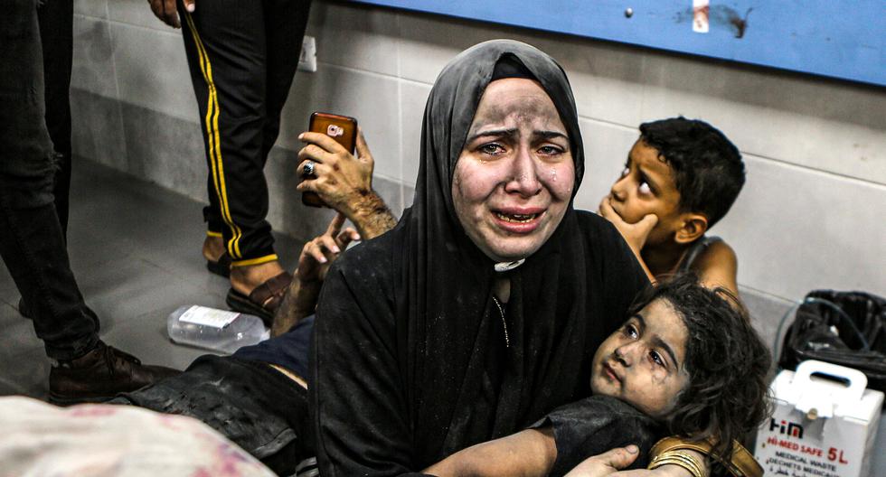 Palestinos heridos después de la explosión en el hospital Ahli Arab, en el centro de Gaza. (AP / Abed Khaled).