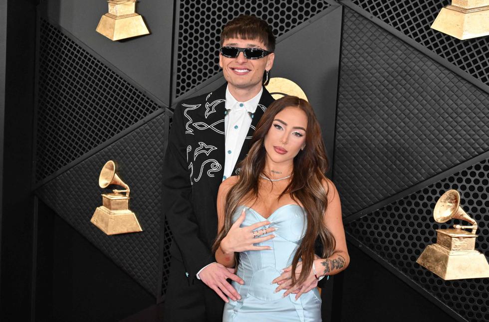 La pareja de moda de la música urbana estuvo en el Grammy 2024, realizado en el Crypto.com Arena de Los Ángeles.
