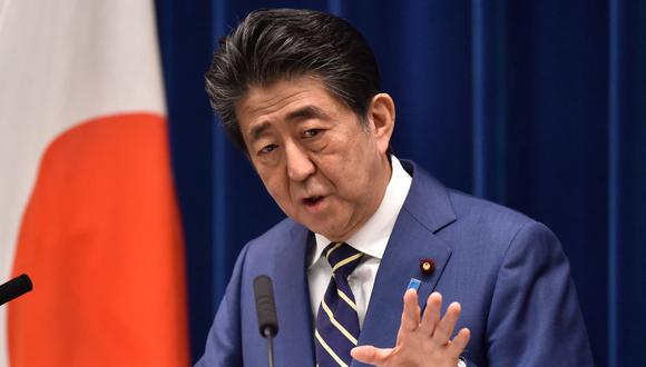 En esta foto de archivo tomada el 28 de marzo de 2020, el primer ministro de Japón, Shinzo Abe, responde preguntas durante una conferencia de prensa en Tokio. (Kazuhiro NOGI / AFP).