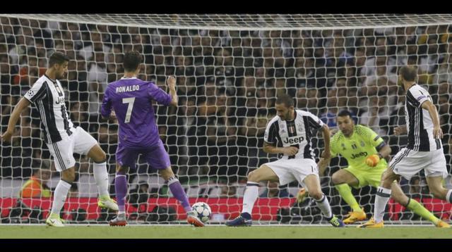 El balón golpeó levemente al defensor Bonucci. (Foto: Agencias)