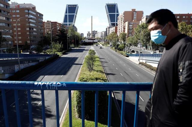 Vista del madrileño Paseo de la Castellana sin tráfico este sábado en el inicio del cierre de Madrid para contener la pandemia de coronavirus. (EFE/Mariscal).