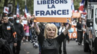 Francia extiende exigencia del pase sanitario para los vacunados contra el COVID-19 a partir del lunes, pese a protestas
