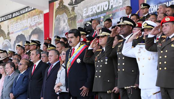 El presidente de Venezuela, Nicolás Maduro (c), junto a la primera dama, Cilia Flores (c-i); y el ministro de la Defensa, Vladimir Padrino (c-d), en un acto con motivo de la celebración de los 197 años de la Batalla de Carabobo y Día del Ejército. (Foto: EFE)