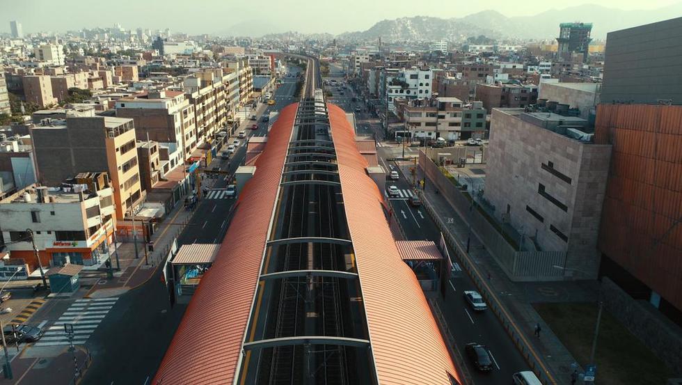 Toma aérea de una de las estaciones del Metro de Lima. Según dio a conocer la entidad, este servicio funcionará con normalidad para el traslado de los pasajeros que realicen tareas esenciales | Foto: Bryan Albornoz / El Comercio