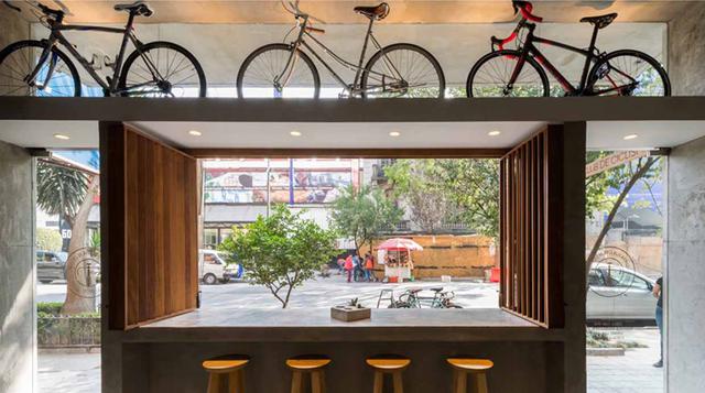 Fusionan bar y showroom en local dedicado a las bicicletas  - 1