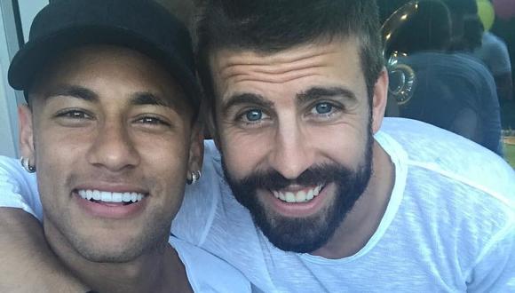 Neymar realizó un viaje rápido a Barcelona para atender una serie de asuntos personales. En dicho lugar se reunió con su ex compañeros de equipo. Dentro de ellos resaltó Gerard Piqué. (Foto: Twitter)