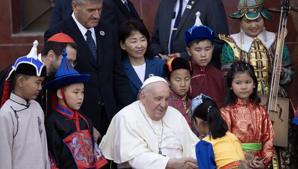 El Papa Francisco (centro) saluda a un niño mientras asiste a una ceremonia de bienvenida en la Nunciatura Apostólica en Mongolia en Ulán Bator el 1 de septiembre de 2023. (Foto de Anand TUMURTOGOO / AFP)