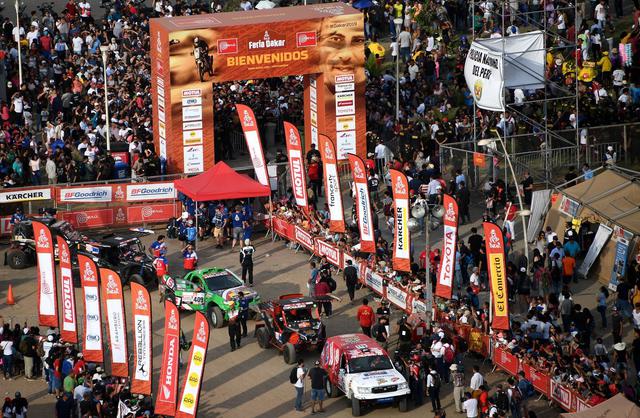 Comienza la partida oficial del Dakar 2019 en la Costa Verde de Lima con la transmisión de FOX Sports y América Televisión. Sigue minuto a minuto de la Feria Dakar. (Foto: AP)