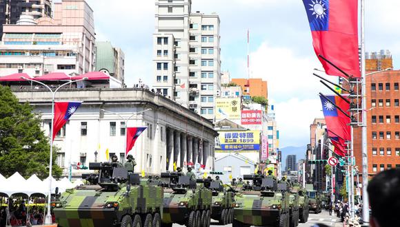 En las celebraciones por el Día Nacional de este año el Ejército de Taiwán tuvo una inusual muestra de su armamento, lo que se ha considerado como una respuesta al incremento de los últimos meses en las tensiones que mantiene con China. (Foto: I-Hwa Cheng / Bloomberg)