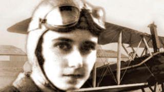 Para recordar: Carmela Combe se convirtió en la primera mujer en pilotear un avión en el Perú un día como hoy