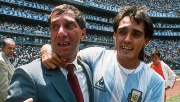 Pedro Pascualli y Carlos Bilardo celebran el triunfo de Argentina ante Alemania Occidental en México 86. (Foto: AFP)