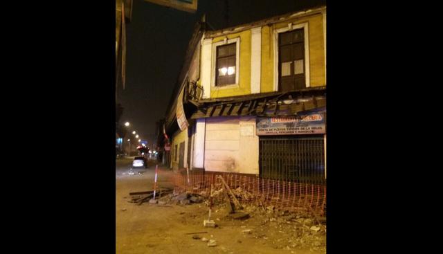 Escombros del balcón y la cornisa caída durante la medianoche, en La Victoria. Una mujer de 66 años resultó herida. (Foto: Difusión)
