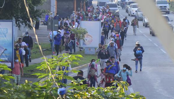 Un grupo de migrantes hondureños, acompañados de nicaragüenses, caminan durante una caravana rumbo a Estados Unidos, hoy, en la Gran Central Metropolitana de San Pedro Sula (Honduras). EFE