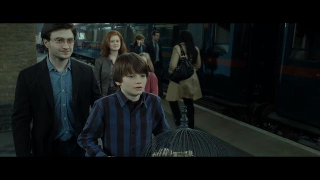 En la novela "Harry Potter and the Deathly Hallows" y su respectiva película, Harry y sus amigos Hermione y Ron despiden a sus respectivos hijos, quienes van a estudiar al colegio Hogwarts. (Fuente: Warner Bros.)