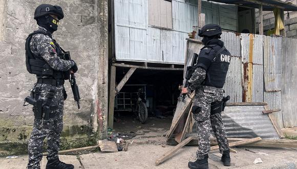 Policías ecuatorianos participan en un operativo de seguridad en el barrio Rivera del Río en Esmeraldas, Ecuador, el 21 de abril de 2023. (Foto referencial de Enrique Ortiz / AFP)