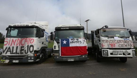 Vista de camiones detenidos hoy en la ruta que une las ciudades de Santiago y Valparaíso Chile. Cortes de vías se registraron desde la madrugada de este jueves a lo largo de todo Chile durante el primer día del paro indefinido convocado por el gremio de camioneros. (Foto: EFE/Elvis González).