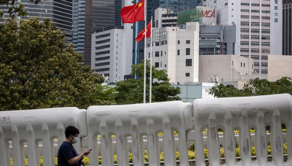 En Hong Kong, flamean las banderas de China y Hong Kong. EFE