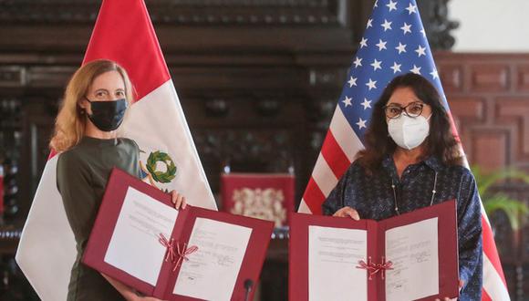 El documento fue firmado por Jene Thomas, funcionaria de la Agencia de los Estados Unidos para el Desarrollo Internacional (USAID) en una ceremonia realizada en Palacio de Gobierno, en la que también se hizo presente la embajadora de los Estados Unidos en el Perú, Lisa Kenna. (Foto: difusión)