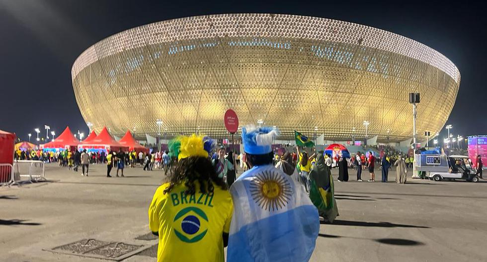 "Cuando rueda la pelota las emociones nacionalistas se calientan, los goles se hacen poemas, y todo se olvida y sublima en nombre del juego". (Fotos: Jaime Bedoya)