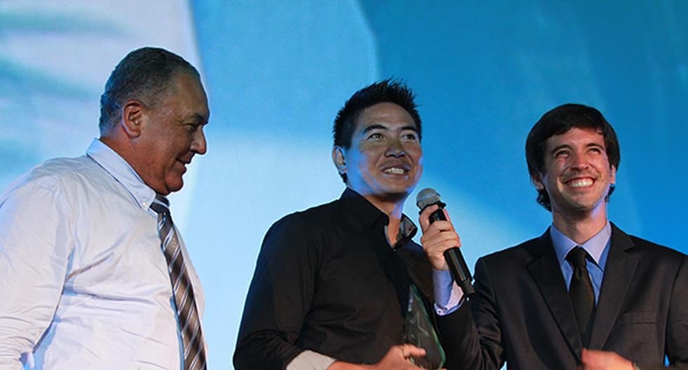 Ernesto Arakaki recibió el reconocimiento por el Torneo Internacional Sub 12. (Foto: La Nueve)