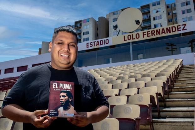 El autor y su obra, en el viejo Lolo Fernández de Breña. FOTO: Difusión.