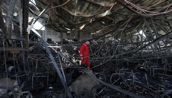 Un bombero comprueba los daños en una sala de eventos en Qaraqosh, también conocida como Hamdaniyah, después de que se produjera un incendio durante una boda que mató al menos a 100 personas e hirió a más de 150, el 27 de septiembre de 2023. (Foto de Safin HAMID / AFP )