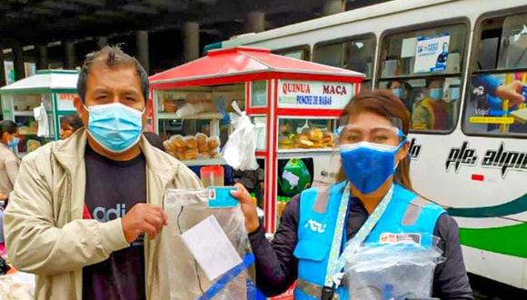 La ATU viene realizando la entrega de protectores faciales de forma gratuita en diferentes paraderos de Lima | Foto: ATU