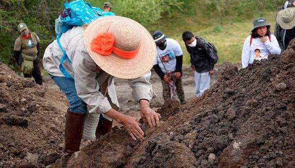 Fotografía sin fecha especifica de toma cortesía del Centro de Derechos Humanos Miguel Agustín Pro Juárez A.C. donde se observa a familiares de personas buscando a familiares desaparecidos en fosas clandestinas, en el municipio de Cuautla en el estado de Morelos, México. (Foto: EFE/Centro de Derechos Humanos Miguel Agustín Pro Juárez A.C.)