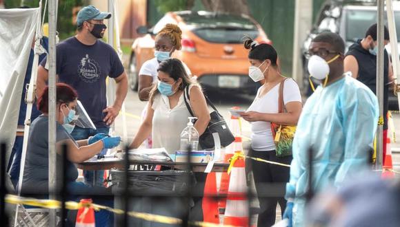 La gente hace cola para obtener el servicio de prueba de coronavirus COVID-19 por parte de la Guardia Nacional de Florida. (EFE / EPA / CRISTOBAL HERRERA-ULASHKEVICH).