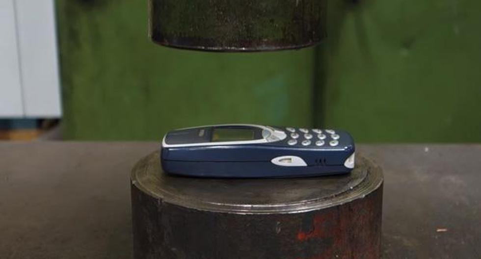 ¿RESISTIÓ? Quisieron probar la resistencia del Nokia 3310 y lo enfrentaron a una prensa hidráulica. El resultado es viral en YouTube. (Foto: Captura)