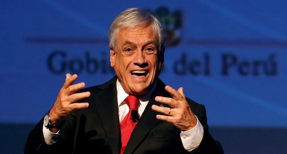 Una foto distribuida por la Presidencia de Chile que muestra al presidente Sebastián Piñera, durante una declaración en compañía de los miembros de su gabinete. (Foto: Reuters)