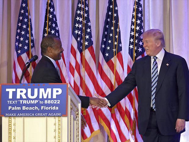 Donald Trump shakes hands with former Republican presidential candidate Ben Carson.  (Photo: EFE)