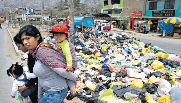 Frente a los mercados y tiendas ubicados a lo largo de la avenida 26 de Noviembre se acumulan montículos de basura. La población en la zona está en riesgo de ser afectada por alergias y enfermedades a la piel. (Miguel Bellido / El Comercio)