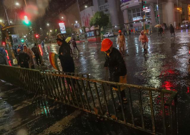 Ciudadanos contrarios al expresidente Evo Morales bloquean una calle este domingo en La Paz (Bolivia). (Foto: EFE)