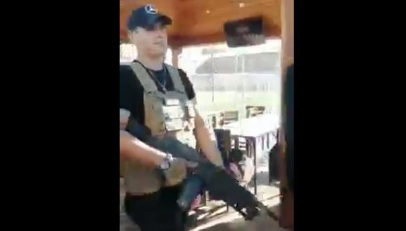 Se disfrazaron de sicarios del narco para una fiesta de cumpleaños y fueron arrestados por la policía de Bolivia. (Captura de video).