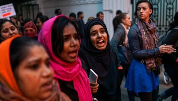 Mujeres indias gritan consignas mientras participan en una marcha nacional "Saldré" para plantear preguntas sobre el acceso seguro de las mujeres y las comunidades marginadas a los espacios públicos en toda la India. (Foto: CHANDAN KHANNA / AFP)