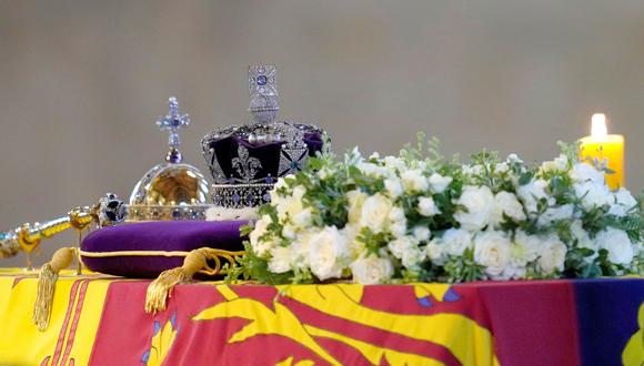 El ataúd de la Reina Isabel II, envuelto en el Estandarte Real con la Corona del Estado Imperial y el orbe y el cetro del Soberano. (Kirsty Wigglesworth / POOL / AFP).