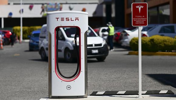 Se ve una estación de carga de Tesla para autos eléctricos en el estacionamiento de un centro comercial en Puebla, México, el 26 de febrero de 2023. (Foto de Pedro PARDO / AFP)