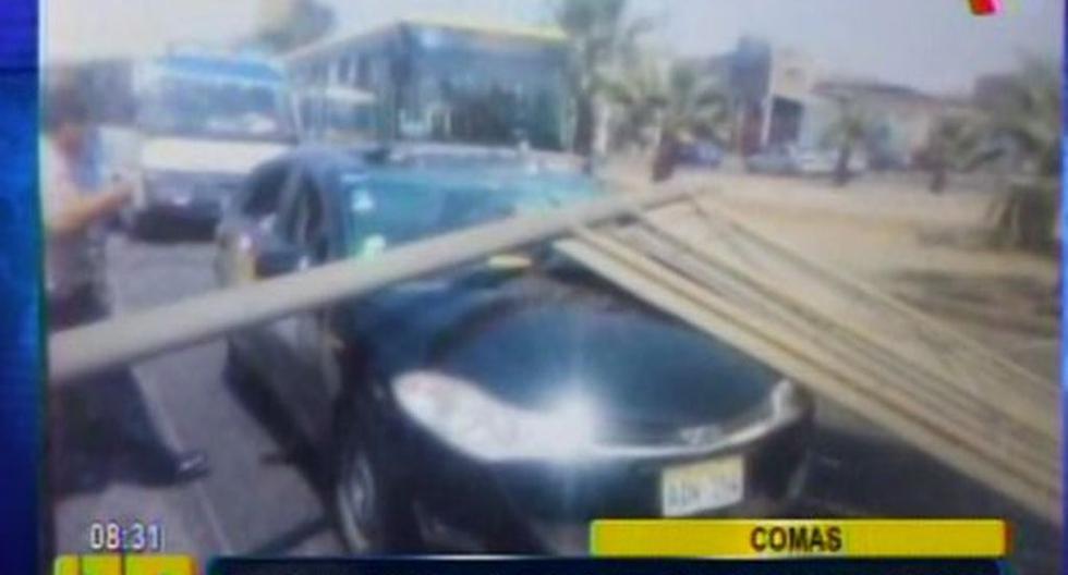 Un panel publicitario cayó sobre un taxi que se hallaba detenido por la luz roja en Comas. (Foto: PanTel)