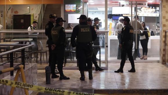 Tres sicarios mataron la noche del jueves a Isaac Hilario, que estaba junto a tres mujeres en el local de McDonald’s. (Hugo Pérez)