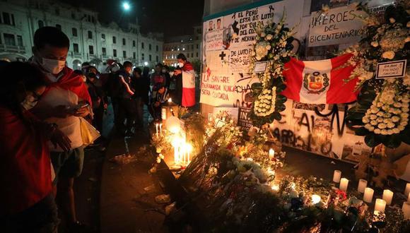 Ciudadanos rinden homenaje a los estudiantes universitarios fallecidos durante las protestas el pasado 14 de noviembre por perdigones de la policía, Jack Pintado, de 22 años, e Inti Sotelo, de 24 años. (EFE/Nieves Arriojas).