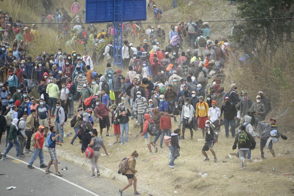 Miles de migrantes que ingresaron a pie al este de Guatemala, en su viaje desde Honduras hacia Estados Unidos, fueron frenados este domingo por la policía, que les lanzó gas lacrimógeno, y por militares que aporrearon a quienes insistían en avanzar por la fuerza. Las fuerzas de seguridad cercaron a los migrantes en una carretera del poblado de Vado Hondo, en el departamento de Chiquimula, frontera con Honduras. Según cifras de la policía, hasta este lugar han llegado al menos 6.000 de las 9.000 personas que se estima que ingresaron a Guatemala. (Foto: Johan ORDONEZ / AFP)