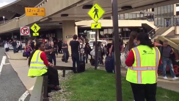 Los usuarios del aeropuerto de Newmark en Estados Unidos fueron evacuados ante la presencia de un objeto sospechoso. (Foto: Captura de video)
