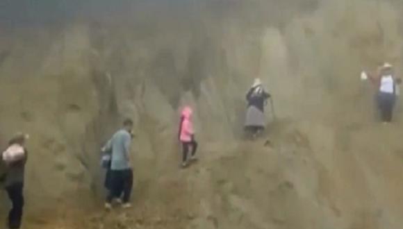 Las lluvias no cesan y los vehículos están varados sin posibilidades de poder pasar. (Foto: Captura)