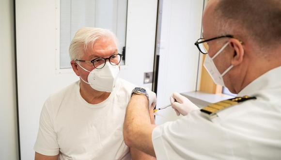 El presidente de Alemania, Frank-Walter Steinmeier, recibe la vacuna AstraZeneca contra el coronavirus COVID-19 en el hospital Bundeswehr en Berlín. (Foto: EFE).